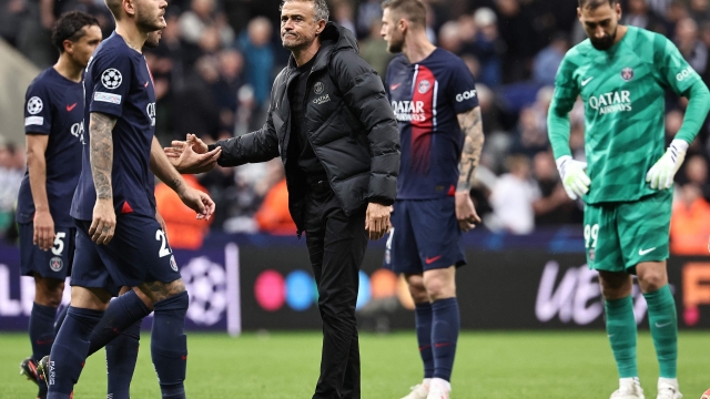 Paris Saint-Germain's Spanish coach Luis Enrique (C) consoles his players after the UEFA Champions League Group F football match between Newcastle United and Paris Saint-Germain at St James' Park in Newcastle-upon-Tyne, north east England on October 4, 2023. Newcastle won the mach 4-1. (Photo by FRANCK FIFE / AFP) / RESTRICTED TO EDITORIAL USE. No use with unauthorized audio, video, data, fixture lists, club/league logos or 'live' services. Online in-match use limited to 120 images. An additional 40 images may be used in extra time. No video emulation. Social media in-match use limited to 120 images. An additional 40 images may be used in extra time. No use in betting publications, games or single club/league/player publications. /