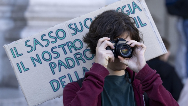 Ragazzi durante la manifestazione Fridays for Future, Roma, 6 ottobre 2023. The young people of Fridays for Future protest in Rome, 6 October 2023. ANSA/MASSIMO PERCOSSI