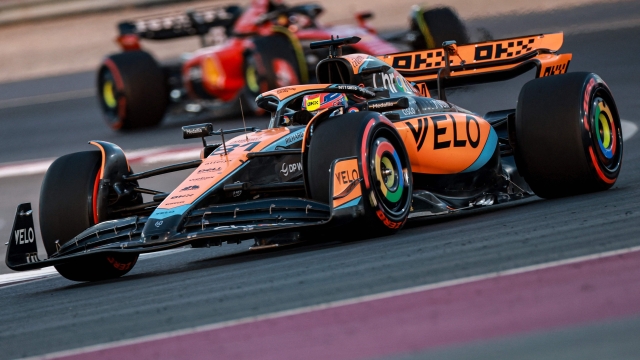 McLaren's Australian driver Oscar Piastri (foreground) and Ferrari's Spanish driver Carlos Sainz Jr (background) drive during the sprint shootout ahead of Qatari Formula One Grand Prix at the Lusail International Circuit on October 7, 2023. (Photo by Giuseppe CACACE / AFP)