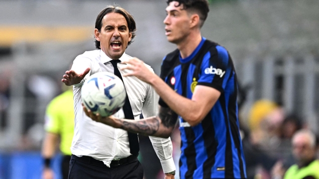 Inter Milan's Italian coach Simone Inzaghi reacts as Inter Milan's Italian defender #95 Alessandro Bastoni holds the ball during the Italian Serie A football match between Inter Milan and Bologna at The San Siro Stadium in Milan on October 7, 2023. (Photo by GABRIEL BOUYS / AFP)