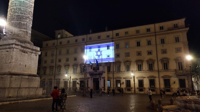 La facciata di Palazzo Chigi questa sera è illuminata con i colori della bandiera di Israele, Roma, 07 ottobre 2023.   ANSA / Riccardo Rimondi