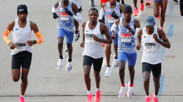 Kenya's Kelvin Kiptum (2nd R) competes during the 2023 Bank of America Chicago Marathon in Chicago, Illinois, on his way to winning the race in a world record time of two hours and 35 seconds on October 8, 2023. (Photo by KAMIL KRZACZYNSKI / AFP)