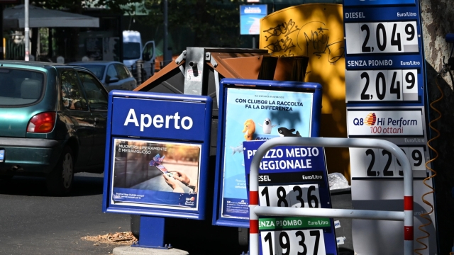 I prezzi di una pompa di benzina a Roma,  17 agosto 2023.   ANSA/MAURIZIO BRAMBATTI