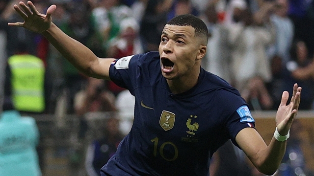France's forward #10 Kylian Mbappe celebrates scoring his team's third goal from the penalty spot during the Qatar 2022 World Cup final football match between Argentina and France at Lusail Stadium in Lusail, north of Doha on December 18, 2022. (Photo by ADRIAN DENNIS / AFP)-- Mondiali calcio Qatar 2022. finale Argentina vs Francia 7-5  dcr (dopo calci di rigore).