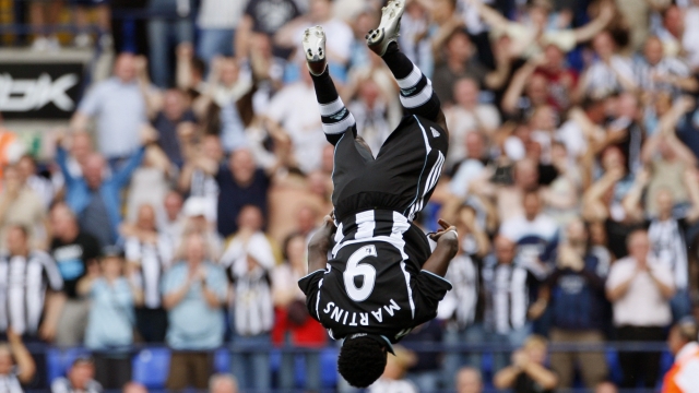 dopo gol capriole Newcastle United's Obafemi Martins celebrates after scoring during their English Premier League soccer match against Bolton Wanderers in Bolton, northern England August 11, 2007.    REUTERS/Phil Noble (BRITAIN).  NO ONLINE/INTERNET USAGE WITHOUT A LICENCE FROM THE FOOTBALL DATA CO LTD. FOR LICENCE ENQUIRIES PLEASE TELEPHONE +44 (0) 207 864 9000.