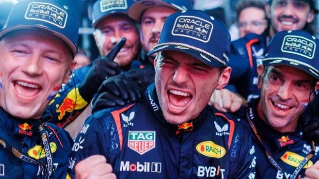 Max Verstappen festeggia insieme al team Red Bull (Instagram @redbullracing)