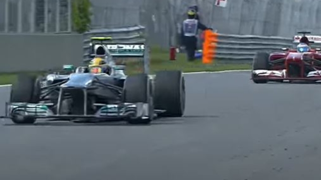 Lewis Hamilton precede Fernando Alonso durante una gara della stagione di F1 2013