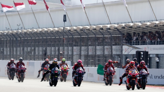 epa10918359 MotoGP riders speed their motorcycles during the Sprint Race for the Motorcycling Grand Prix of Indonesia at the Pertamina Mandalika International Circuit on Lombok island, Indonesia, 14 October 2023. The Motorcycling Grand Prix of Indonesia will take place on 15 October 2023.  EPA/ADI WEDA