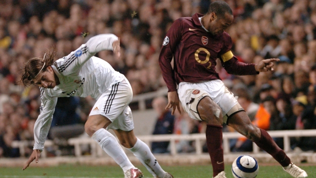 Arsenal's Thierry Henry (R) vies for the ball against Real Madrid's Sergio Ramos during a Champions League game at Highbury in London, 08 March 2006. Arsenal won the first game 1-0 in Madrid. AFP PHOTO/GLENN CAMPBELL (Photo by GLENN CAMPBELL / AFP)