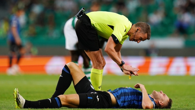 LISBON, PORTUGAL - OCTOBER 05: Referee, Alejandro Jose Hernandez Hernandez interacts with Teun Koopmeiners of Atalanta BC during the UEFA Europa League match between Sporting CP and Atalanta BC at Estadio Jose Alvalade on October 05, 2023 in Lisbon, Portugal. (Photo by Gualter Fatia/Getty Images)