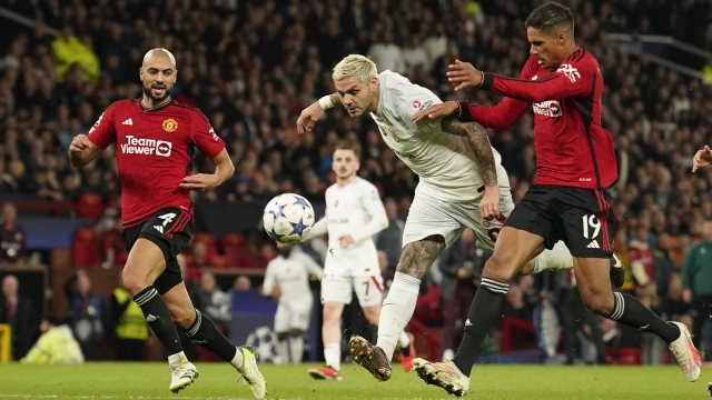 Galatasaray's Mauro Icardi, centre, scores his side's third goal during the Champions League group A soccer match between Manchester United and Galatasaray at the Old Trafford stadium in Manchester, England, Tuesday, Oct. 3, 2023. (AP Photo/Dave Thompson)