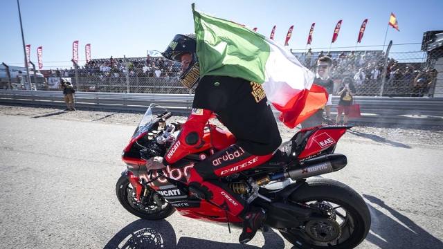 Bulega festeggia in sella alla Ducati con la bandiera italiana
