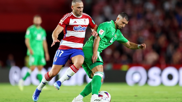 GRANADA, SPAIN - SEPTEMBER 28: Guido Rodriguez of Real Betis battles for possession with Shon Weissman of Granada during the LaLiga EA Sports match between Granada CF and Real Betis at Estadio Nuevo Los Carmenes on September 28, 2023 in Granada, Spain. (Photo by Fran Santiago/Getty Images)