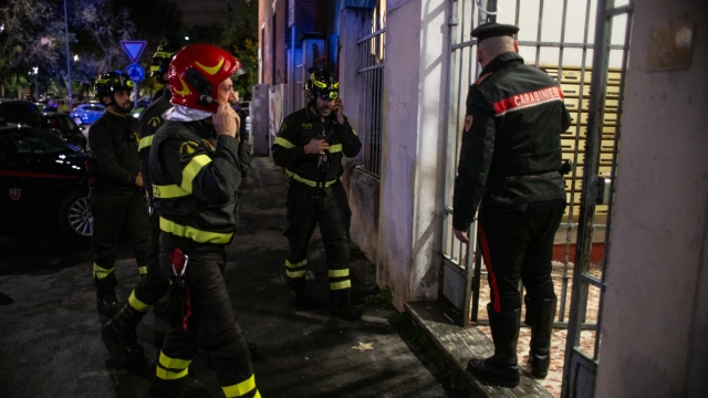 Carabinieri e vigili del fuoco iniziano le operazioni di recupero del cadavere di Marta di Nardo a Milano, 20 ottobre 2023. ANSA/DAVIDE CANELLA