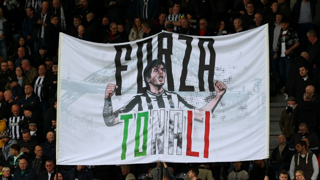 NEWCASTLE UPON TYNE, ENGLAND - OCTOBER 21: A general view of flag which reads "Forza Tonali", featuring Sandro Tonali of Newcastle United, prior to the Premier League match between Newcastle United and Crystal Palace at St. James Park on October 21, 2023 in Newcastle upon Tyne, England. (Photo by Ian MacNicol/Getty Images)