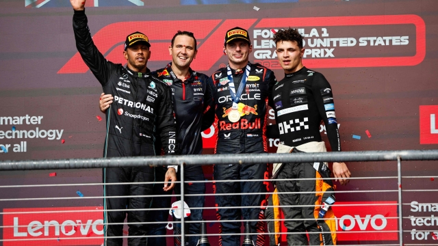 AUSTIN, TEXAS - OCTOBER 22: Race winner Max Verstappen of the Netherlands and Oracle Red Bull Racing, Second placed Lewis Hamilton of Great Britain and Mercedes, Third placed Lando Norris of Great Britain and McLaren and John Hammond of Red Bull Racing celebrate on the podium during the F1 Grand Prix of United States at Circuit of The Americas on October 22, 2023 in Austin, Texas.   Chris Graythen/Getty Images/AFP (Photo by Chris Graythen / GETTY IMAGES NORTH AMERICA / Getty Images via AFP)