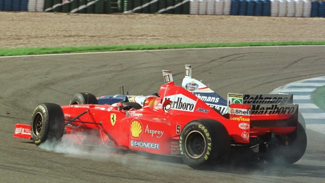 E39-26/10/97-JEREZ-SPR: AUTO; INCIDENTE; SCHUMACHER SUPERATO TOCCA VILLENEUVE.  German Ferrari driver Michael Schumacher crashes with concurrent Canadian Jacques Villeneuve on Williams-Renault, during the season-ending European Formula One Grand Prix, 26 October on the racetrack of Jerez. Schumacher had to abandon and Villeneuve won the world champion's title.         -- NO MAGS NO SALES -- GERMANY AND AUSTRIA OUT --     ANSA / PAL