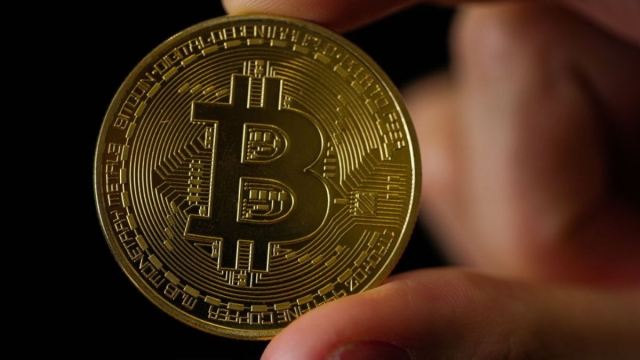 Bitcoin, il valore sale a 35mila dollari: non succedeva da 18 mesi