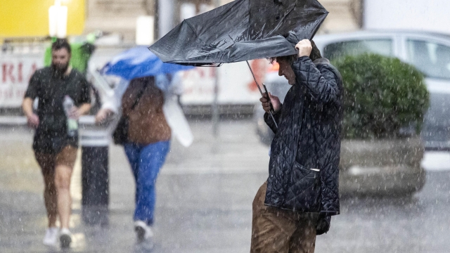 Tourists shelter from the rain with umbrellas in Place Colonna, Rome,  24 October 2023.  ANSA/MASSIMO PERCOSSI