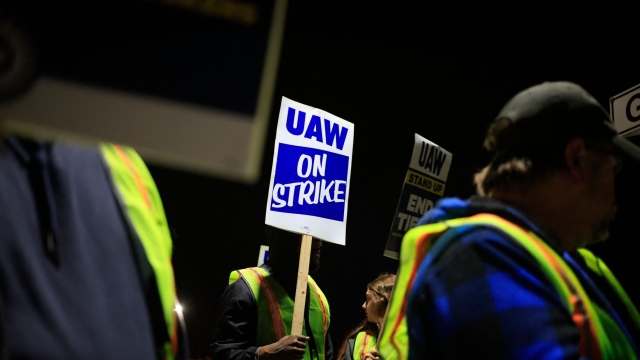 LOUISVILLE, KENTUCKY - OCTOBER 12: Factory workers and UAW union members form a picket line outside the Ford Motor Co. Kentucky Truck Plant in the early morning hours on October 12, 2023 in Louisville, Kentucky. UAW leadership announced that the Kentucky Truck Plant would be the latest automotive manufacturing facility to join the nationwide strike.   Luke Sharrett/Getty Images/AFP (Photo by LUKE SHARRETT / GETTY IMAGES NORTH AMERICA / Getty Images via AFP)