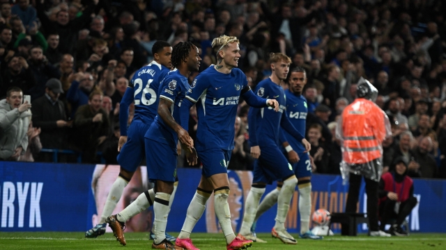 epa10931319 Chelseaâ??s Mykhailo Mudryk celebrates with his teammates after scoring the 2-0 goal during the English Premier League match between Chelsea and Arsenal in London, Britain, 21 October 2023.  EPA/DANIEL HAMBURY No use with unauthorized audio, video, data, fixture lists, club/league logos, 'live' services' or as NFTs. Online in-match use limited to 120 images, no video emulation. No use in betting, games or single club/league/player publications.