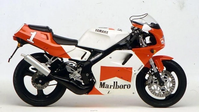 La Yamaha TZR  125 del 1993-1996 replica della YZR 500 campione del mondo con Rainey con livrea Marboro