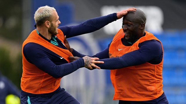 COMO, ITALY - MARCH 08: Federico Dimarco of FC Internazionale and Romelu Lukaku of FC Internazionale smile and reacts during the FC Internazionale training session at the club's training ground Suning Training Center on March 08, 2023 in Como, Italy. (Photo by Mattia Ozbot - Inter/Inter via Getty Images)