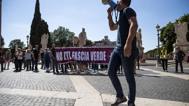 Un momento della manifestazione in Campidoglio contro la Ztl fascia verde, Roma, 08 giugno 2023. ANSA/ANGELO CARCONI