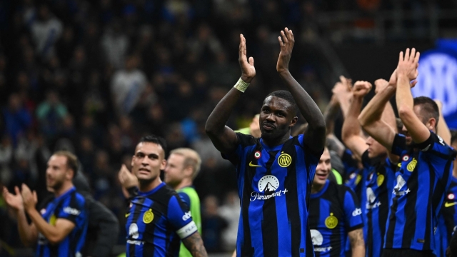 Inter Milan's French forward #09 Marcus Thuram (C) celebrates with teammates after winning 1-0 the Italian Serie A football match between Inter Milan and AS Roma at San Siro Stadium, in Milan on October 29, 2023. (Photo by Isabella BONOTTO / AFP)