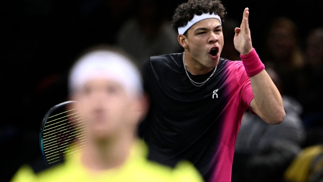 US' Ben Shelton reacts during his men's singles match against Spain's Alejandro Davidovich Fokina on day one of the Paris ATP Masters 1000 tennis tournament at the Accor Arena - Palais Omnisports de Paris-Bercy - in Paris on October 30, 2023. (Photo by JULIEN DE ROSA / AFP)