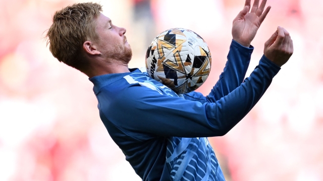 Manchester City's Belgian midfielder Kevin De Bruyne warms up ahead of the English FA Community Shield football match between Arsenal and Manchester City at Wembley Stadium, in London, August 6, 2023. (Photo by JUSTIN TALLIS / AFP) / NOT FOR MARKETING OR ADVERTISING USE / RESTRICTED TO EDITORIAL USE