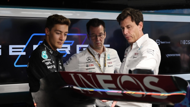 Mike Elliott con Toto Wolff e George Russell nel 2022. Mercedes