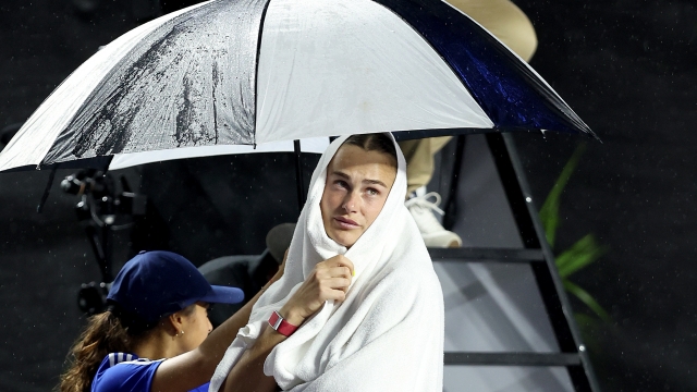 CANCUN, MEXICO - NOVEMBER 02: Aryna Sabalenka of Belarus waits out a rain delay against Elena Rybakina of Kazakhstan during day 5 of the GNP Seguros WTA Finals Cancun 2023 part of the Hologic WTA Tour on November 02, 2023 in Cancun, Mexico. (Photo by Clive Brunskill/Getty Images)