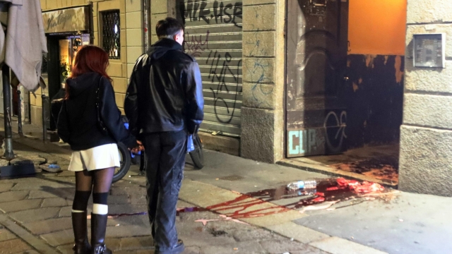 ++ATTENTION EDITORS: GRAPHIC CONTENT ++ Polizia, Carabinieri e soccorritori sulla scena di una rissa tra tifosi del PSG e tifosi del Milan, nella zona dei Navigli, Milano, 07 novembre 2023. Durante l'incidente di violenza, un tifoso francese è stato pugnalato (non è in pericolo di vita) e due poliziotti sono rimasti feriti.   ++ATTENTION EDITORS: GRAPHIC CONTENT ++ Italian Police, Carabinieri and rescuers on the scene of a fight between PSG fans and AC Milan fans, late last night in the Navigli area, Milan, Italy 07 November 2023. During the incident of violence, a French fan was stabbed (not life threatening) and two policemen were injured.  ANSA/ PAOLO SALMOIRAGO
