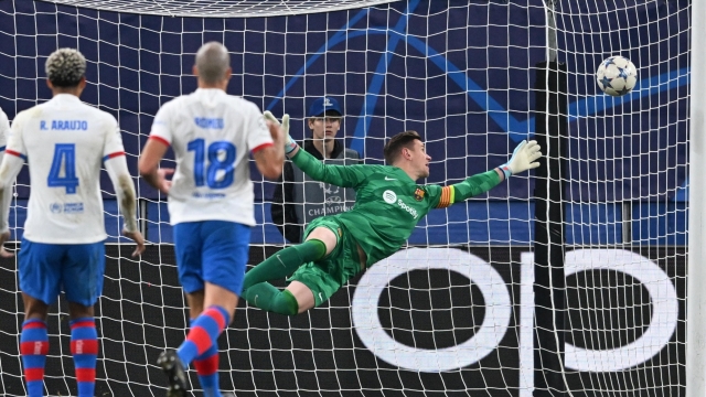 epa10963011 Barcelona's goalkeeper Marc-Andre ter Stegen concedes the 1-0 goal scored by Shakhtar Donetsk's Danylo Sikan (not seen) during the UEFA Champions League Group H soccer match between Shakhtar Donetsk and FC Barcelona in Hamburg, Germany, 07 November 2023.  EPA/FILIP SINGER