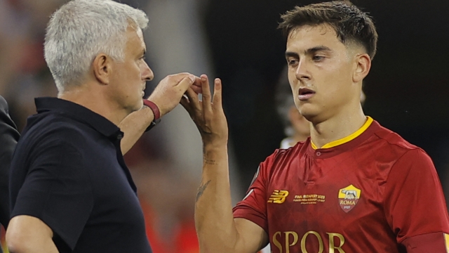 AS Roma's Argentinian forward Paulo Dybala (R) is greeted by AS Roma's Portuguese coach Jose Mourinho upon his substitution during the UEFA Europa League final football match between Sevilla FC and AS Roma at the Puskas Arena in Budapest on May 31, 2023. (Photo by Odd ANDERSEN / AFP)