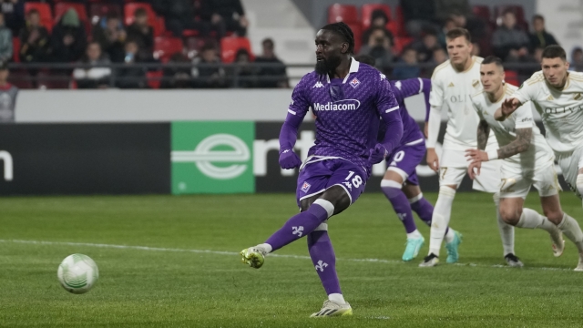 Fiorentina's M'Bala Nzola scores his side's opening goal from a penalty kick during the Europa Conference League Group F soccer match between Cukaricki and Fiorentina at the Dubocica stadium in Leskovac, Serbia, Thursday, Nov.9, 2023. (AP Photo/Darko Vojinovic)