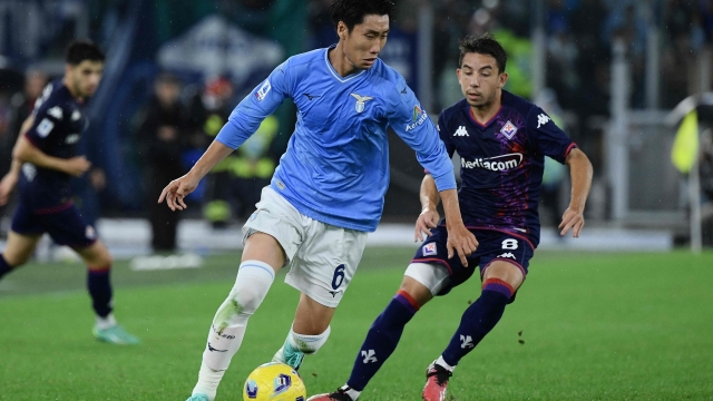 Lazio's Japanese midfielder #06 Daichi Kamada fights for the ball with Fiorentina's French midfielder #08 Maxime Lopez during the Italian Serie A football match between Lazio and Fiorentina at the Olympic stadium in Rome, on October 30, 2023. (Photo by Filippo MONTEFORTE / AFP)