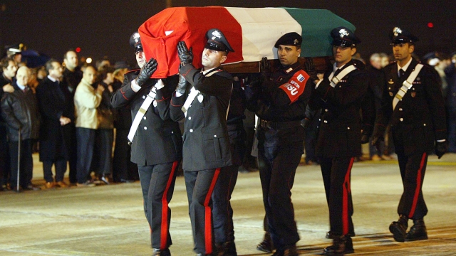 Due dei 18 feretri vengono trasportati in spalla da alcuni carabinieri all'aeroporto di Ciampino dove e' atterrato l'aereo con le vittime di Nassiryia (Iraq), 15 novembre 2003. ANSA/FILIPPO MONTEFORTE
