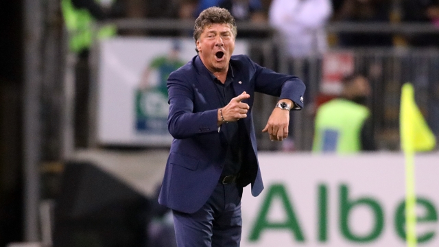 CAGLIARI, ITALY - OCTOBER 27:Walter Mazzarri of Cagliari reacts during the Serie A match between Cagliari Calcio and AS Roma at Sardegna Arena on October 27, 2021 in Cagliari, Italy. (Photo by Enrico Locci/Getty Images)