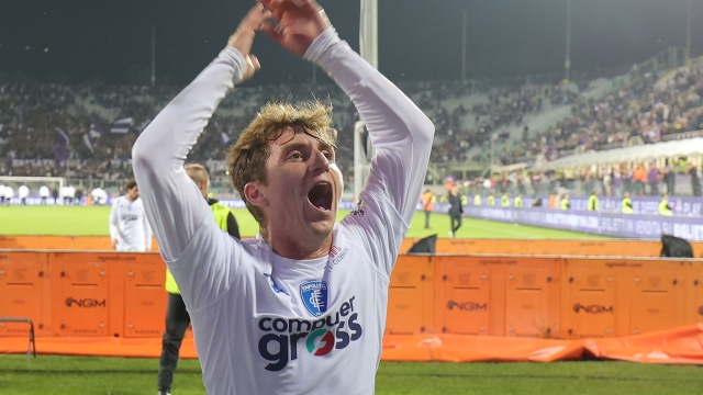 FLORENCE, ITALY - OCTOBER 23: Tommaso Baldanzi of Empoli FC celebrates the victory after the Serie A TIM match between ACF Fiorentina and Empoli FC at Stadio Artemio Franchi on October 23, 2023 in Florence, Italy. (Photo by Gabriele Maltinti/Getty Images)