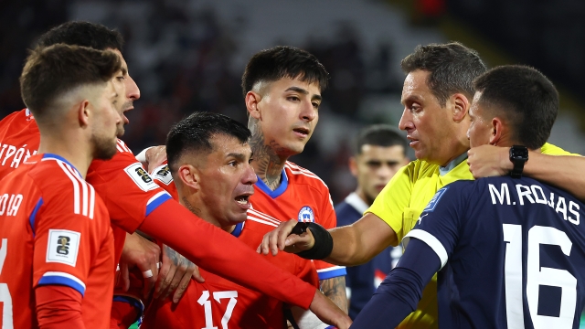 SANTIAGO, CHILE - NOVEMBER 16: Referee Fernando Rapallini argues with Gary Medel of Chile and Matias Rojas of Paraguay during a FIFA World Cup 2026 Qualifier match between Chile and Paraguay at Estadio Monumental David Arellano on November 16, 2023 in Santiago, Chile. (Photo by Marcelo Hernandez/Getty Images)