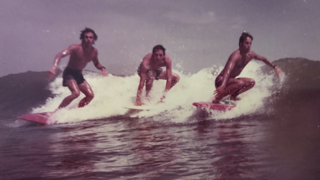 In una foto di Angelo Manca fatta al Bagno Lido nel 1986 pubblicata da Andrea Tazzari. Da destra Tazzari, Marco Martignani e Marco Gerbella.