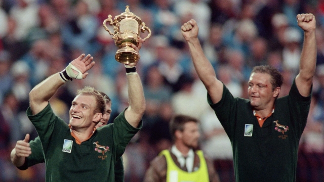 François Pienaar con la William Webb Ellis Cup per la vittoria nel Mondiale di rugby 1995: al suo fianco Hannes Strydom. Afp