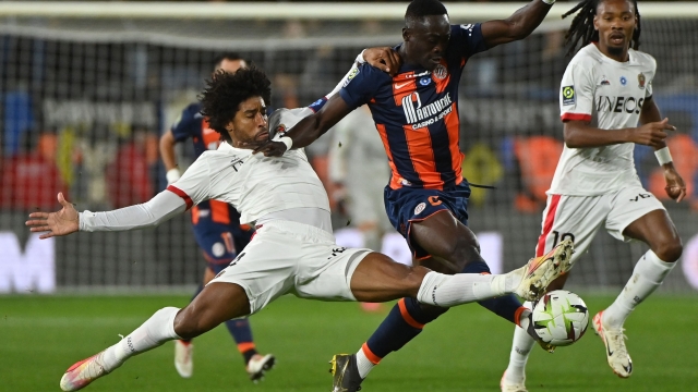 Nice's Brazilian defender #04 Dante (L) tackles Montpellier's Nigerian forward #08 Akor Adams (C) during the French L1 football match between Montpellier Herault SC and OGC Nice at Stade de la Mosson in Montpellier, southern France, on November 10, 2023. (Photo by Sylvain THOMAS / AFP)