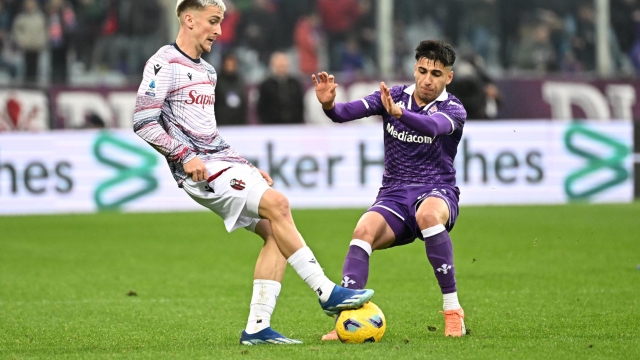 Bologna's midfielder Alexis Saelemaekers (L) in action against Fiorentina's defender Fabiano Parisi (R) during the Italian serie A soccer match ACF Fiorentina vs Bologna FC at Artemio Franchi Stadium in Florence, Italy, 12 November 2023 ANSA/CLAUDIO GIOVANNINI