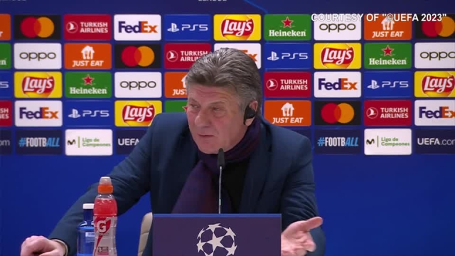 Il tecnico in conferenza.