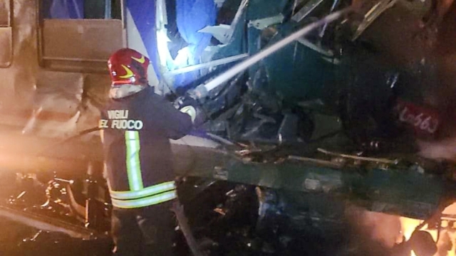 Il treno coinvolto nell''incidente in località Thurio di Corigliano Rossano, Cosenza, 28 novembre 2023. I conducenti di un treno e di un camion sono morti nello scontro tra i due mezzi avvenuto per cause in corso d'accertamento. ANSA / FRANCESCO ARENA