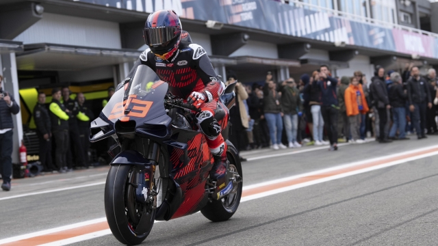 epa10999124 Spanish MotoGP rider Marc Marquez debuts on a Ducati after signing with Gresini Racing Team, during a post-season test at Ricardo Tormo racetrack in Valencia, Spain, 28 November 2023.  EPA/Danny Vela