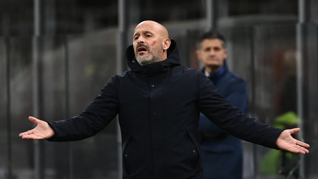 Fiorentina's Italian head coach Vincenzo Italiano reacts during the Serie A football match between AC Milan vs Fiorentina at San Siro stadium in Milan, on November 25, 2023. (Photo by Isabella BONOTTO / AFP)